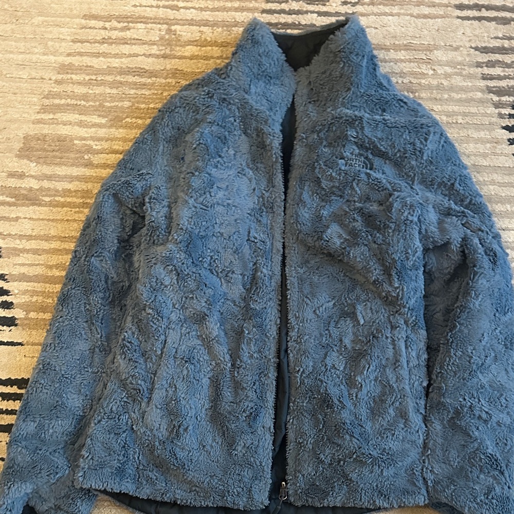 The North Face Reversible Mossbud Swirl Jacket in a blue/grey faux fur Size M